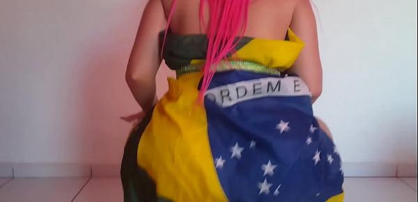  Débora Fantine dançando o Hino Nacional Brasileiro